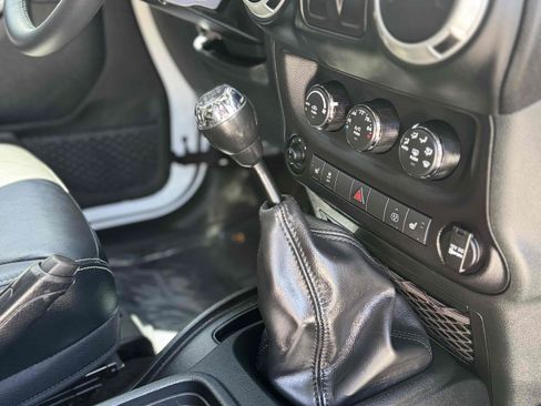 Used 2018 Jeep Wrangler Rubicon w/ Power Convenience Group AWD/4WD image 7
