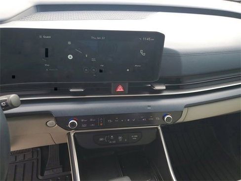 Used 2025 Kia Carnival EX image 21