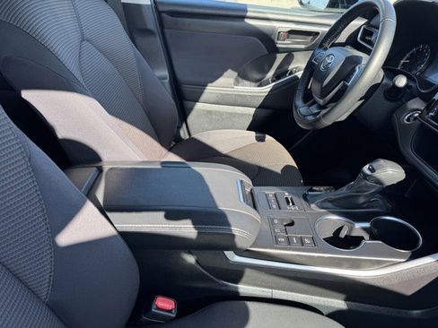 Used 2024 Toyota Highlander LE image 8