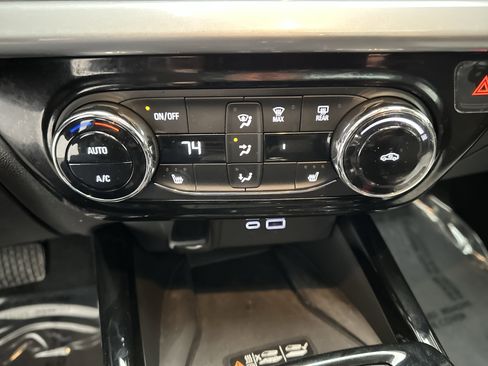 Used 2024 Chevrolet Trax LT w/ Sunroof Package image 32