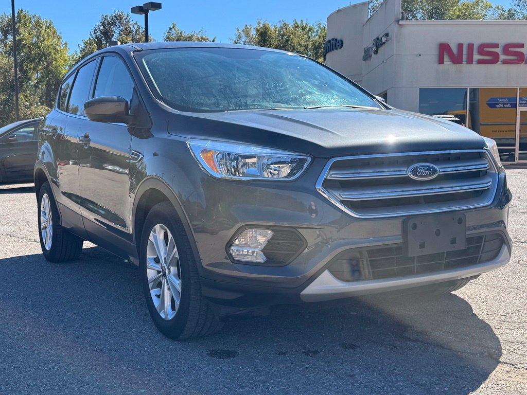 Used 2019 Ford Escape SE FWD image 1