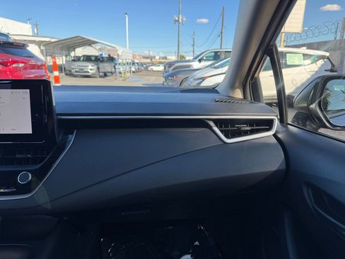 Used 2025 Toyota Corolla LE image 33
