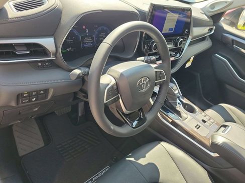 New 2026 Toyota Highlander Platinum AWD/4WD image 7