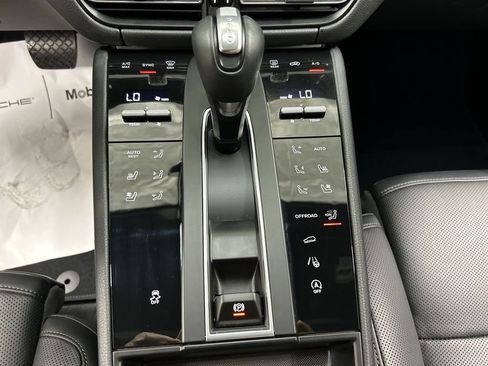Certified 2026 Porsche Macan AWD/4WD image 17