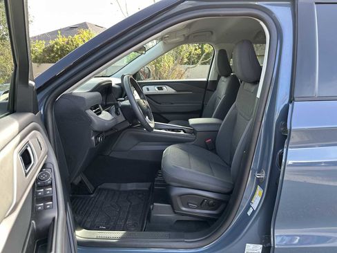 Used 2025 Ford Explorer Active image 2