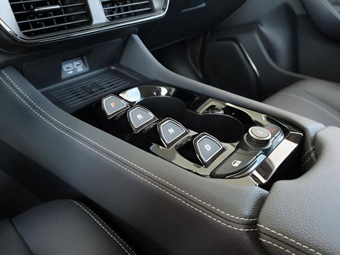 New 2025 VinFast VF 8 Eco AWD/4WD image 12