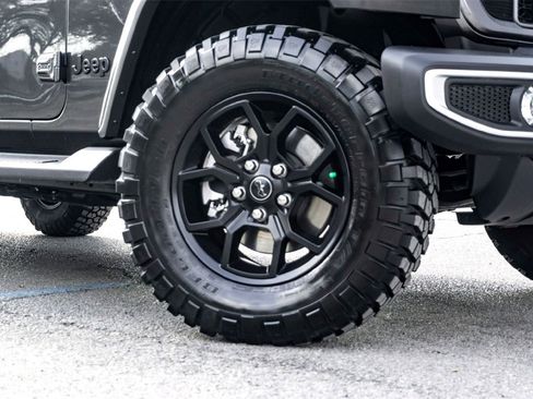 Used 2025 Jeep Gladiator Sport image 2