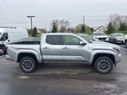 Used 2025 Toyota Tacoma TRD Sport AWD/4WD image 2