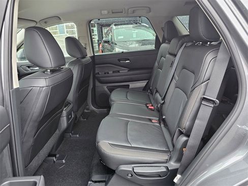 New 2025 Nissan Pathfinder SL image 13