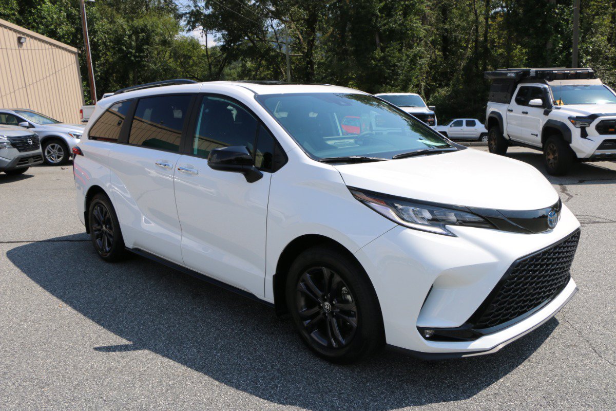 Used 2025 Toyota Sienna XSE AWD/4WD image 10