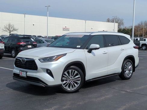 Certified 2025 Toyota Highlander Platinum image 2