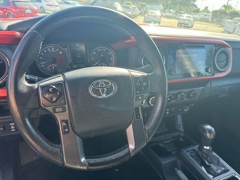 Used 2018 Toyota Tacoma TRD Off-Road w/ Technology Package AWD/4WD image 11