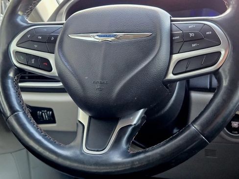 Used 2019 Chrysler Pacifica Touring-L FWD image 34