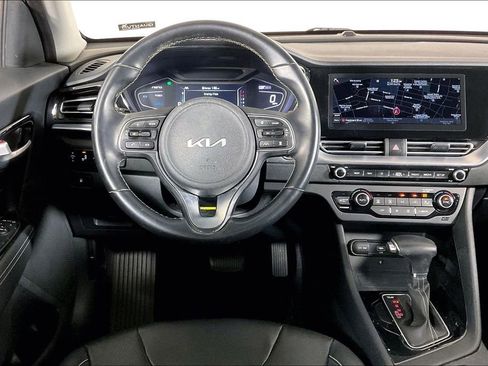 Used 2022 Kia Niro Touring Special Edition FWD image 4