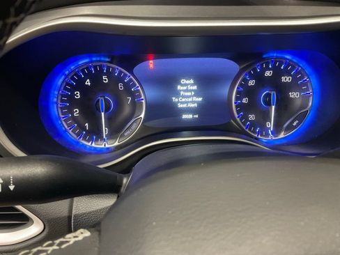 Used 2025 Chrysler Pacifica Select FWD image 19
