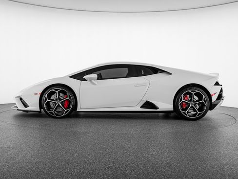 Used 2021 Lamborghini Huracan EVO RWD image 2