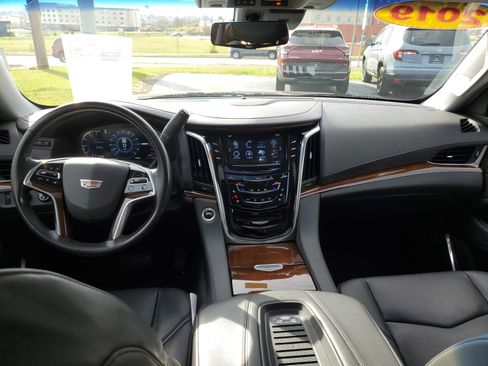 Used 2019 Cadillac Escalade Premium Luxury image 7