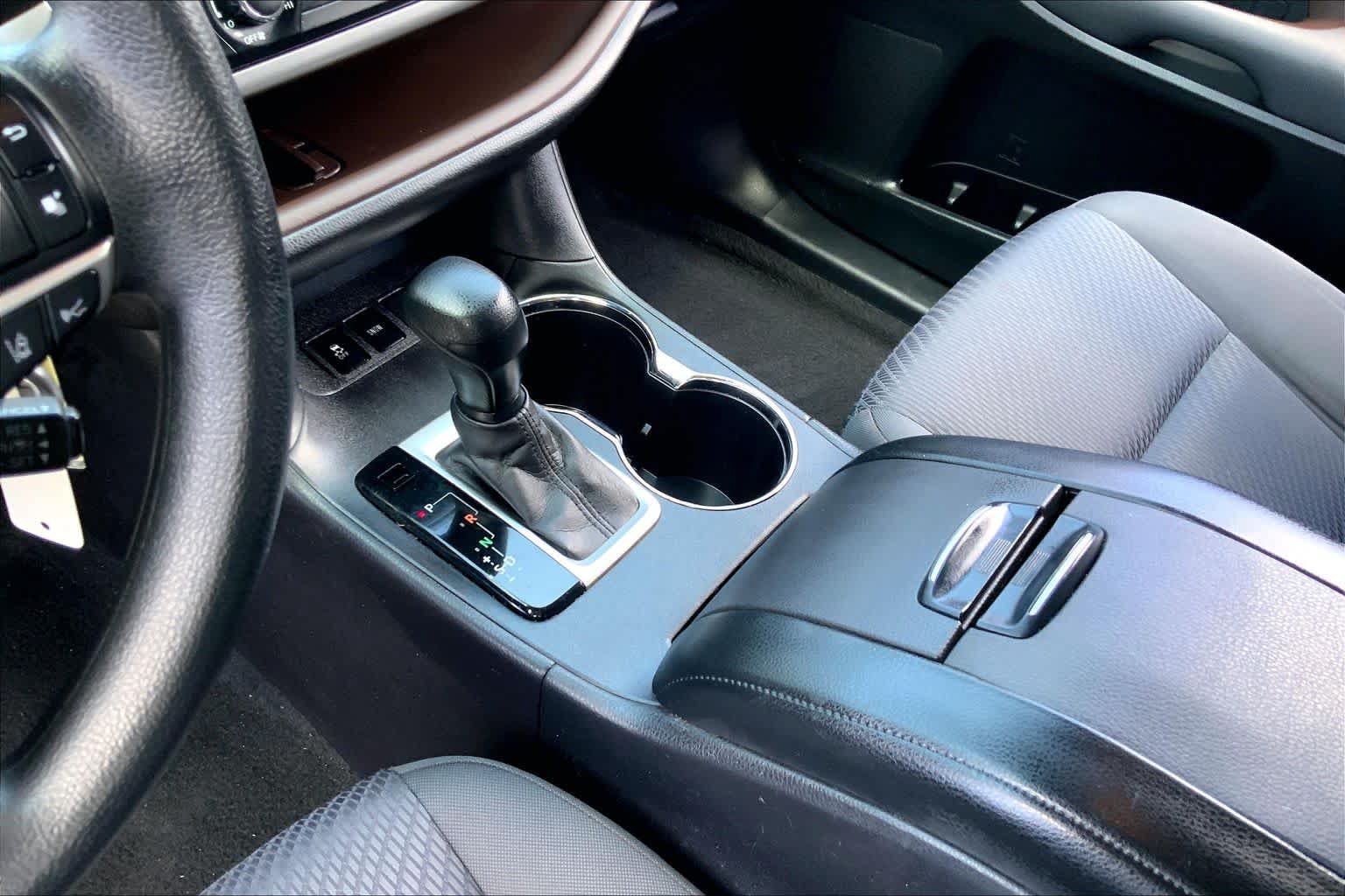 Used 2017 Toyota Highlander LE FWD image 15