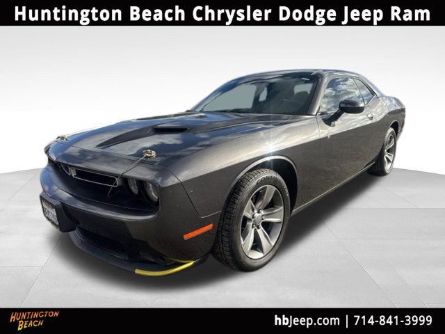 Used 2015 Dodge Challenger SXT RWD image 1