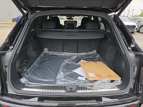 New 2025 Audi SQ5 Prestige image 8