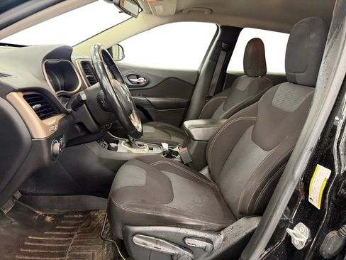 Used 2017 Jeep Cherokee Latitude w/ Cold Weather Group image 9