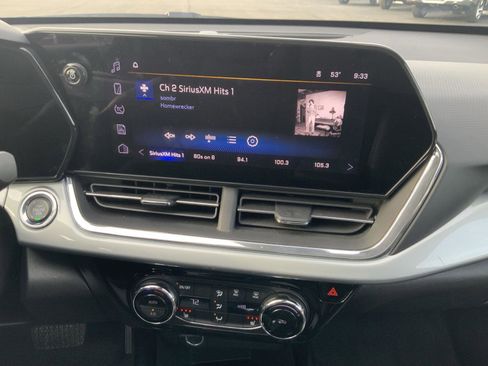 Used 2025 Chevrolet Trax LT w/ LT Convenience Package FWD image 30