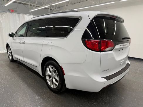Used 2020 Chrysler Pacifica Limited FWD image 3