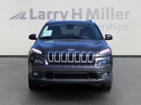 Used 2017 Jeep Cherokee Latitude AWD/4WD image 2