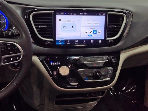Used 2024 Chrysler Pacifica Touring-L FWD image 6