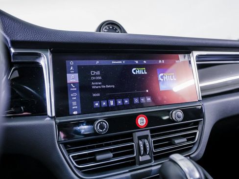 Certified 2025 Porsche Macan AWD/4WD image 18