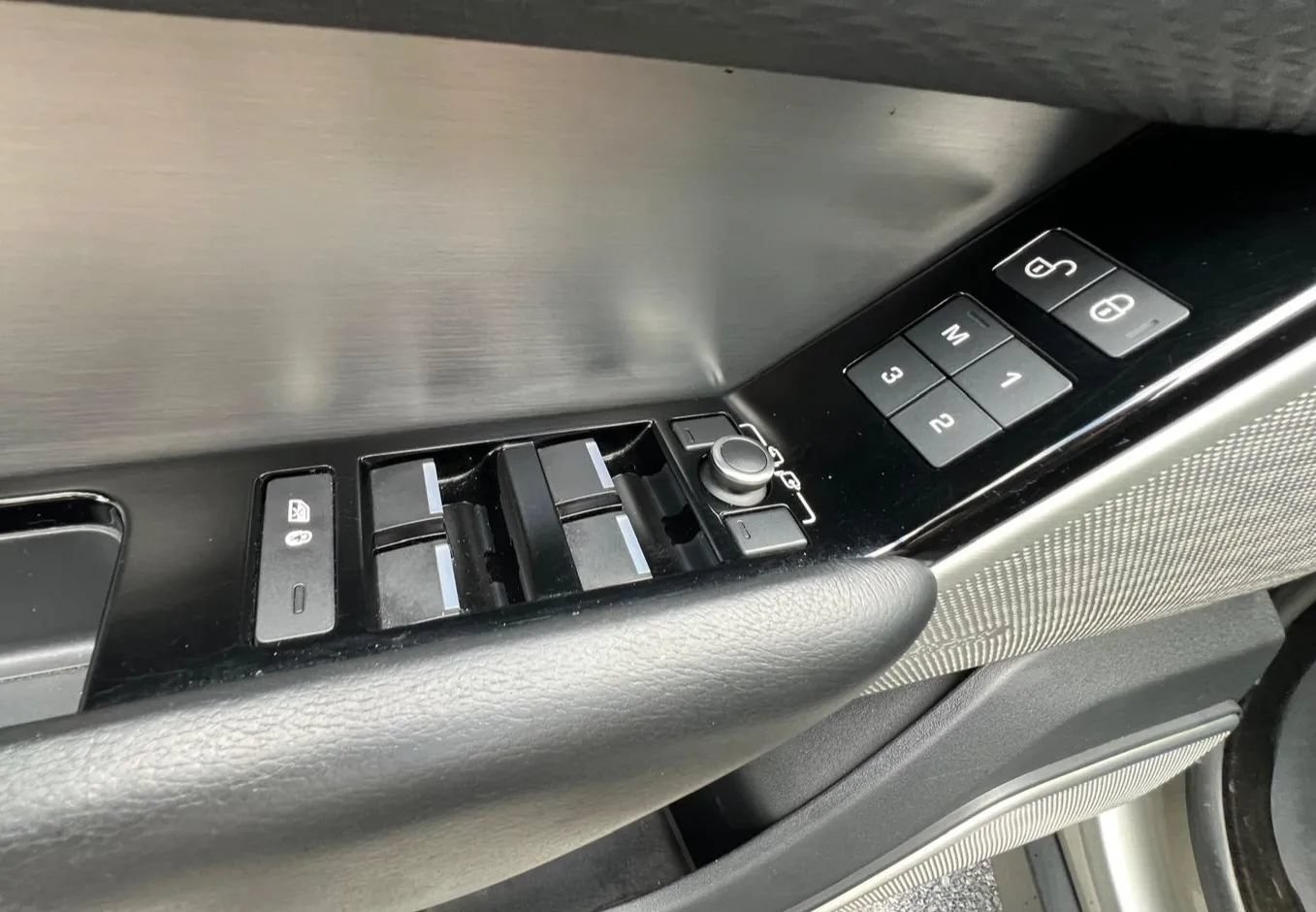 Used 2018 Land Rover Range Rover Velar R-Dynamic SE AWD/4WD image 17