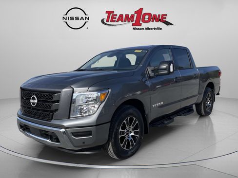Used 2024 Nissan Titan SV w/ SV Convenience Package image 4