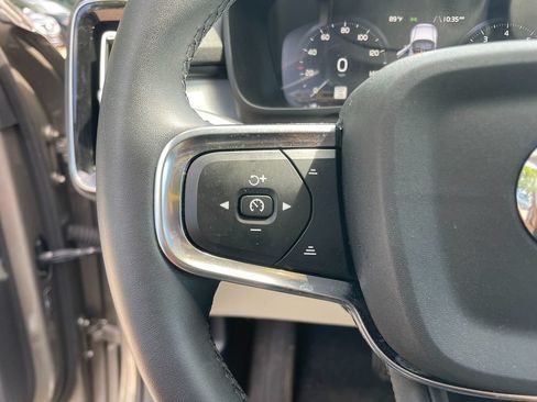 Used 2022 Volvo XC40 T4 Momentum FWD image 16