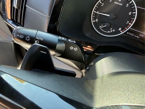 Used 2022 Nissan Pathfinder SV AWD/4WD image 27