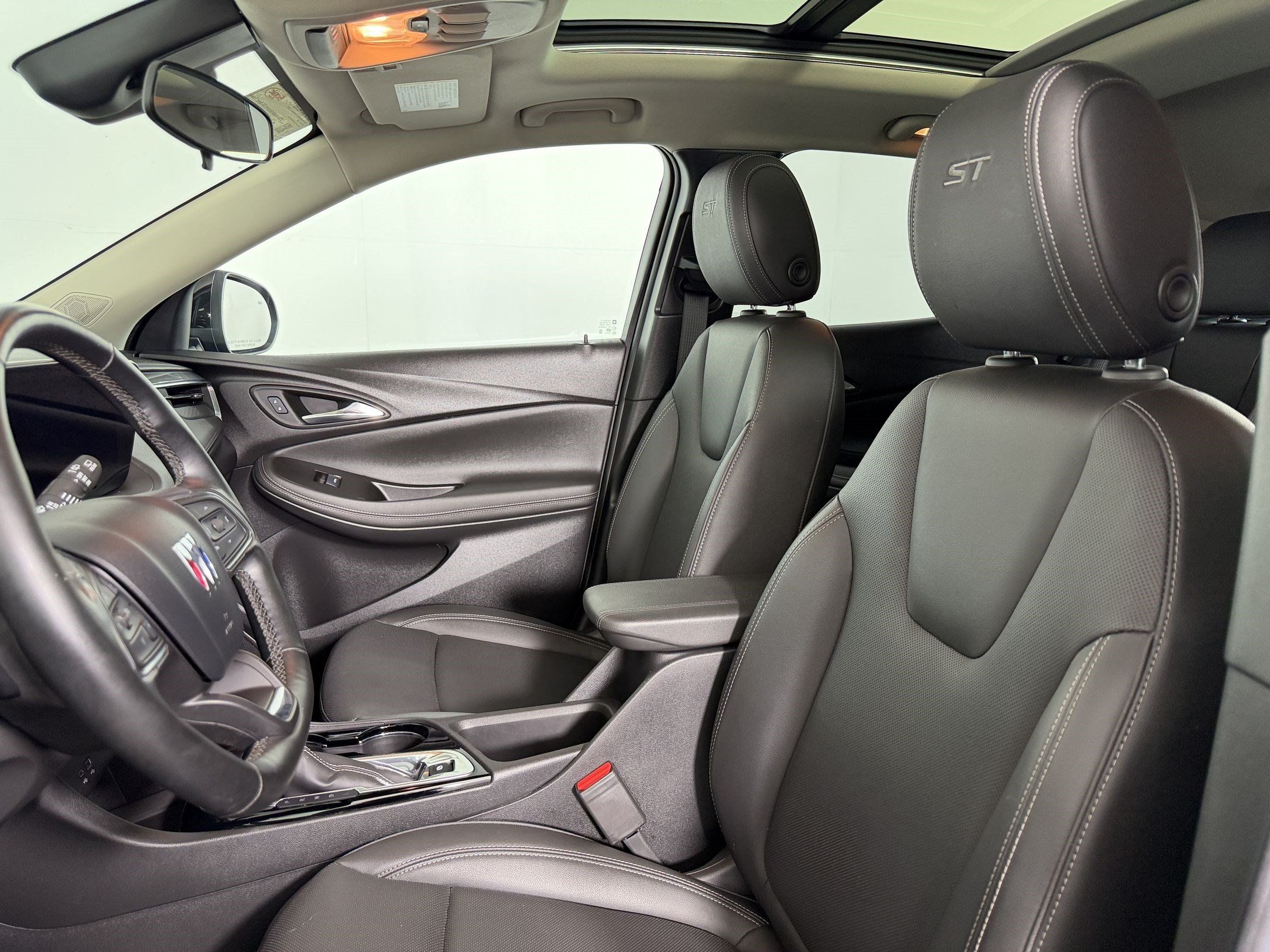 Used 2024 Buick Encore GX Sport Touring w/ Experience Buick Package FWD image 4