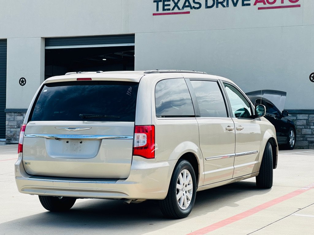 Used 2014 Chrysler Town & Country Touring FWD image 9