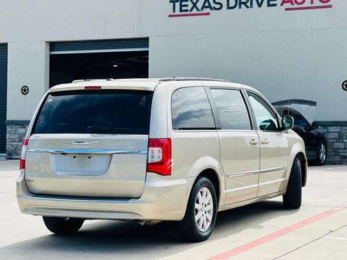 Used 2014 Chrysler Town & Country Touring FWD image 9
