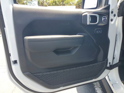Used 2025 Jeep Wrangler Unlimited Rubicon AWD/4WD image 24