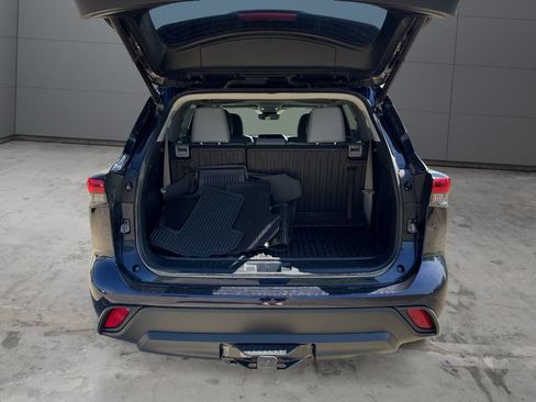 Used 2023 Toyota Highlander XLE AWD/4WD image 19
