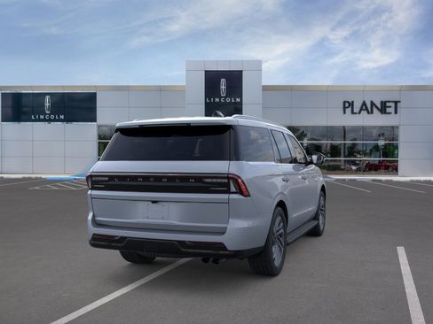 New 2026 Lincoln Navigator Premiere image 8