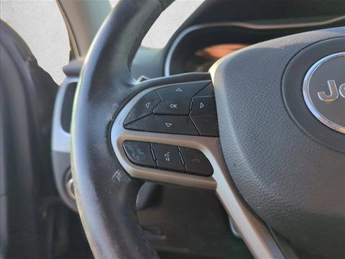 Used 2019 Jeep Cherokee Latitude Plus FWD image 13