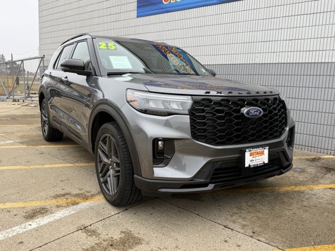Used 2025 Ford Explorer ST-Line w/ Premium Package image 2