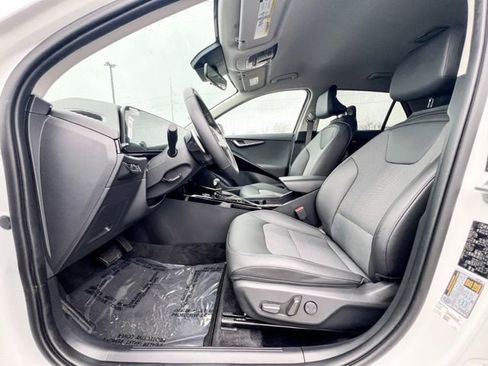 Certified 2024 Kia Niro EX image 12