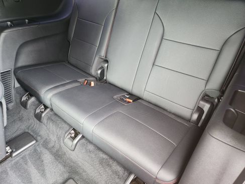 Used 2025 Chevrolet Traverse RS FWD image 33