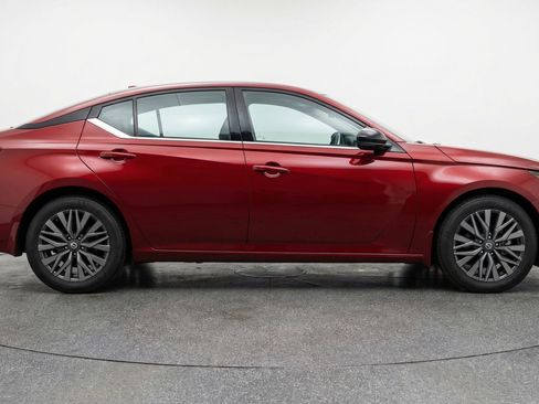 Used 2025 Nissan Altima 2.5 SV image 11