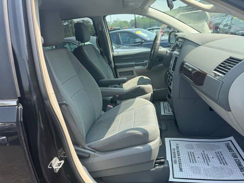 Used 2010 Chrysler Town & Country LX image 38