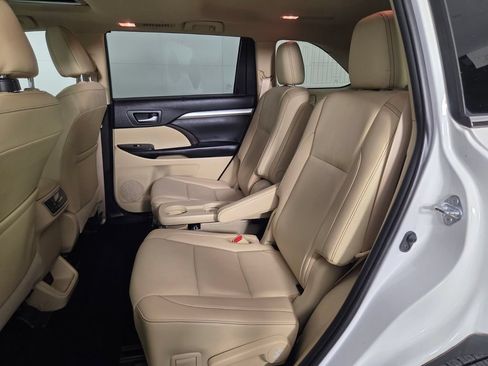 Used 2019 Toyota Highlander XLE FWD image 22