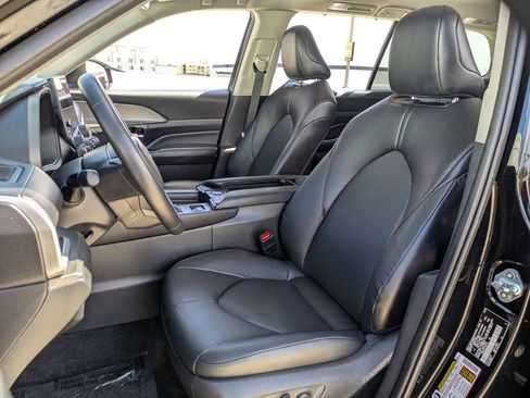 Used 2025 Toyota Grand Highlander AWD image 23