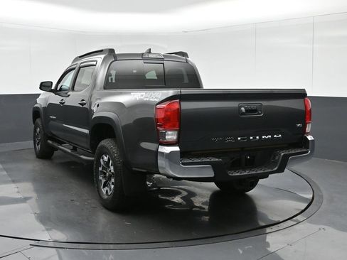 Used 2017 Toyota Tacoma TRD Off-Road image 5