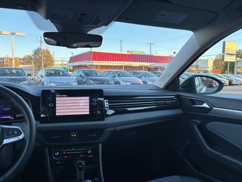 Used 2025 Volkswagen Jetta SE image 34